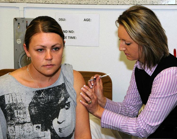 snydt. På baggrund af en vurdering fra Sundhedsstyrelsen har regeringen med 150 millioner kroner på finansloven besluttet, at HPV-vaccinationerne skal tilbydes til alle. Alligevel falder 19.000 piger igennem og får ikke tilbuddet. 