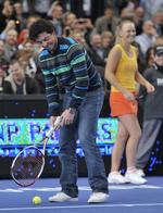 hjælp. Trods en hjælpende hånd fra Rory McIlroy kunne Caroline Wozniacki ikke besejre Maria Sharapova. 