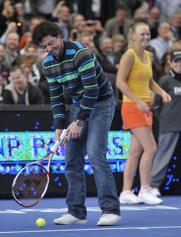 hjælp. Trods en hjælpende hånd fra Rory McIlroy kunne Caroline Wozniacki ikke besejre Maria Sharapova. 