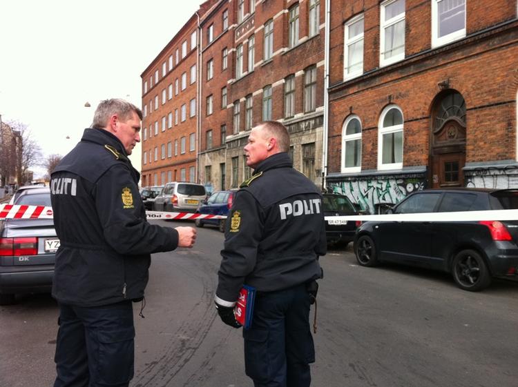 Politiet rykkede her til morgen ud til Rentemestervej i København, hvor en mand er fundet dræbt. Politiet er i gang med at efterforske sagen. 