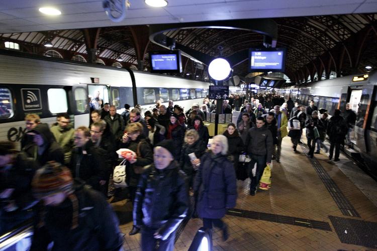 Propfyldt. Tusindvis af danskere sætter sig hver dag i tog på vej på arbejde. Hvis der altså er siddepladser. 