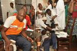 De sårede modtager behandling på et hospital i Brazzaville. Tusindvis meldes kvæstet efter den voldsomme eksplosion. 