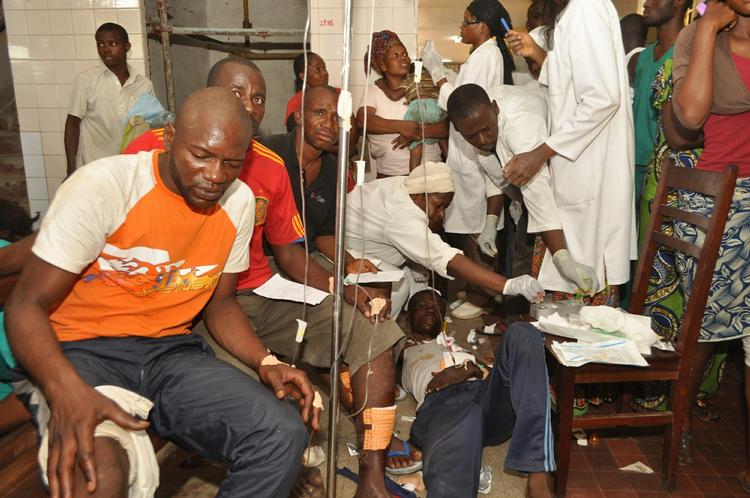 De sårede modtager behandling på et hospital i Brazzaville. Tusindvis meldes kvæstet efter den voldsomme eksplosion. 