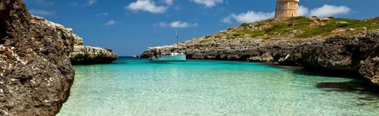 Tillokkende. Menorca er mindre besøgt end naboøen Mallorca. Men så har man blot mere skønhed for sig selv. 