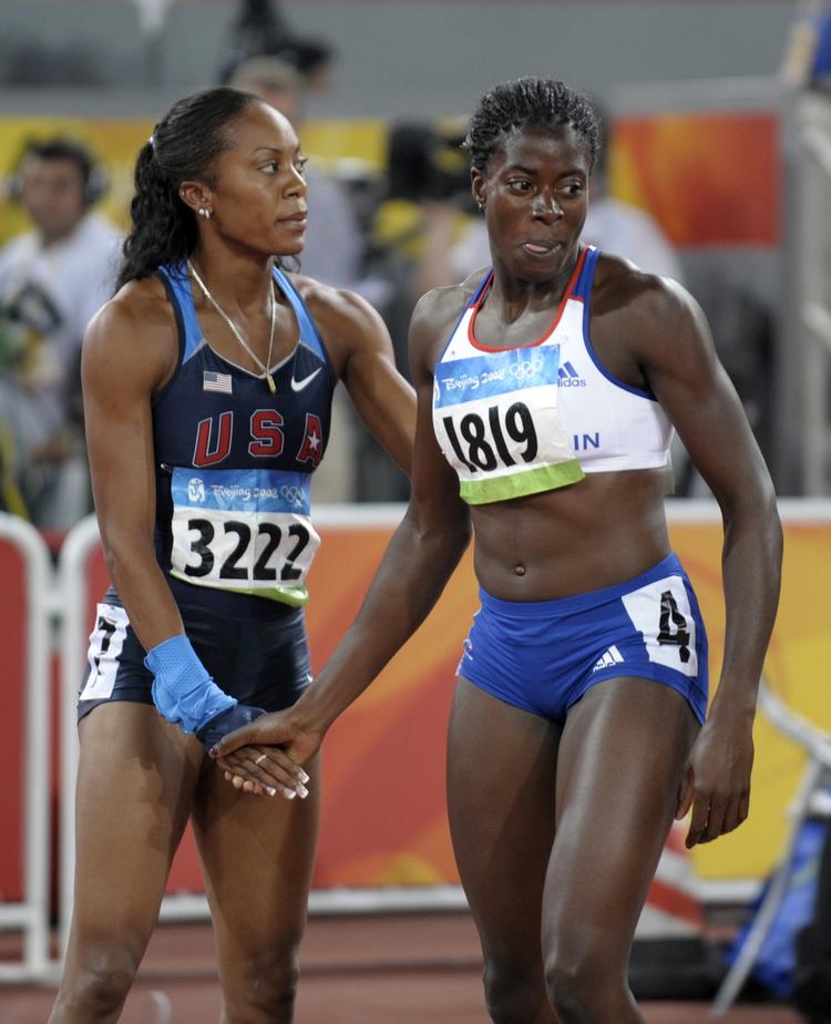 infektionsfare. Vinnder af bronze i kvindernes 400 meterløb ved OL i Beijing, Sanya Richards fra USA (tv), trykker guldvinderen fra Storbritannien, Christine Ohuruogus hånd, efter løbet. 