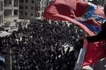 PROTEST. Trods nederlaget i Baba Amr fortsætter demonstrationerne mod den syriske præsident Bashar al-Assads styre. Her ses et optog under protester mod regimet i en by i det nordlige Syrien. 