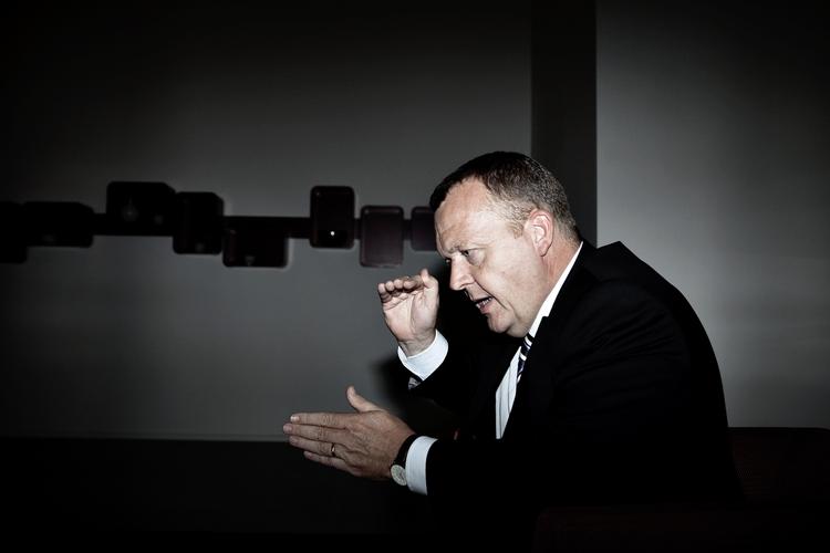 Presset. Få timer efter, at en aktindsigt afslører, at Lars Løkke Rasmussens rygekabine i Statsministeriet kostede 154.000 kroner, meddeler den tidligere statsminister, at pengene bliver godtgjort. 