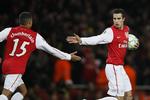 kampgejst. Robin Van Persie (th) har scoret til 3-0. Og hollænderen kunne have scoret til 4-0, men missede en kæmpechance. 
