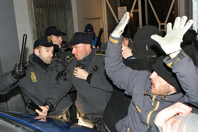 Trouble erupted on Tuesday night between police and anti-racist demonstrators outside the Young Liberals centre in Copenhagen. 