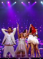 Stolthed. Popparret Ell &amp; Nikki på knæ ved Det Internationale Melodi Grand Prix i Düsseldorf sidste år. 