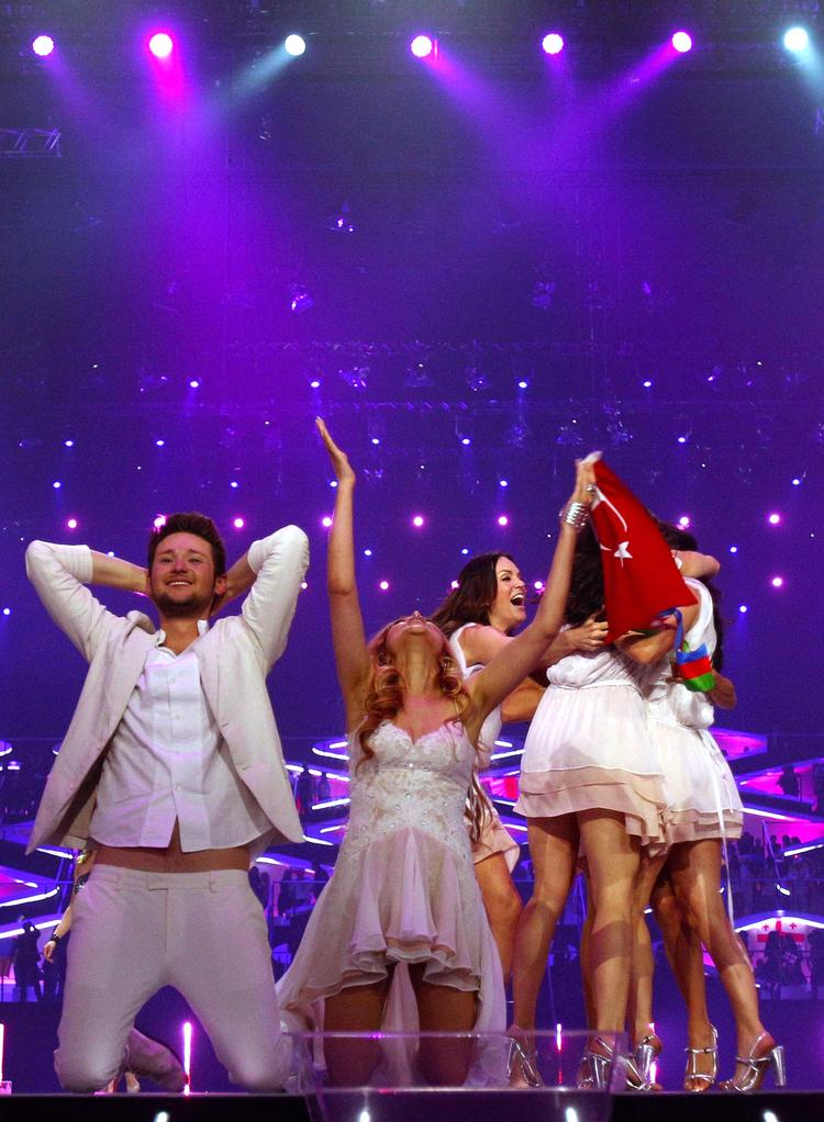 Stolthed. Popparret Ell &amp; Nikki på knæ ved Det Internationale Melodi Grand Prix i Düsseldorf sidste år. 