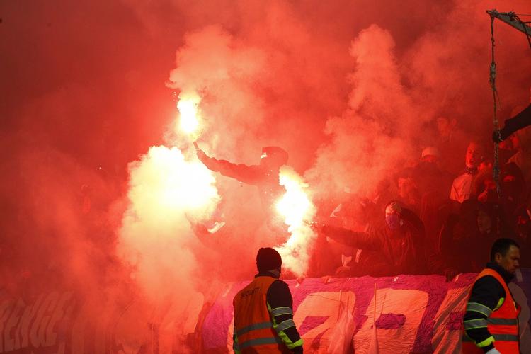 destruktivt. FC Københavns egne fans er i gang med at ødelægge klubbens image, pointregnskab og økonomi med deres ballade, mener ledelsen i klubben. 
