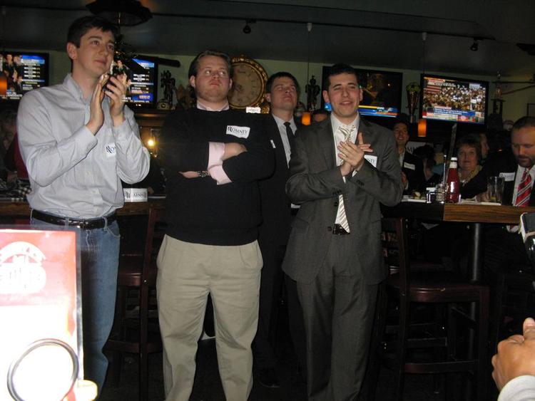 Skepsis. Mitt Romneys tilhængere i Ohio var samlet på en lokal bar for at fejre deres favorits forventede sejr, men festen fes ud, efterhånden som det stod klart, at Santorum havde fået stort set samme antal stemmer. Foto: Per Thiemann 
