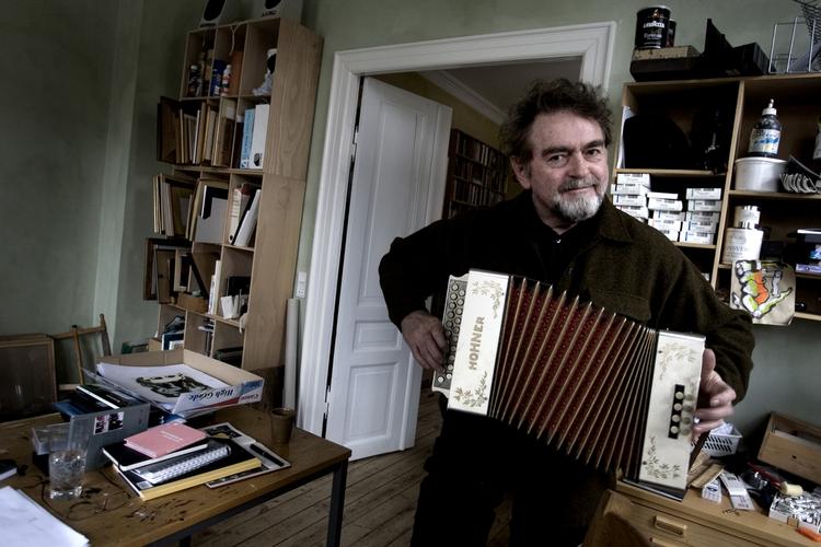 Clausen. Erik Clausen har været vidt omkring. Han har blandt andet fungeret som kunstmaler, cirkusartist, filminstruktør og skuespiller. Nu fylder han 70. 