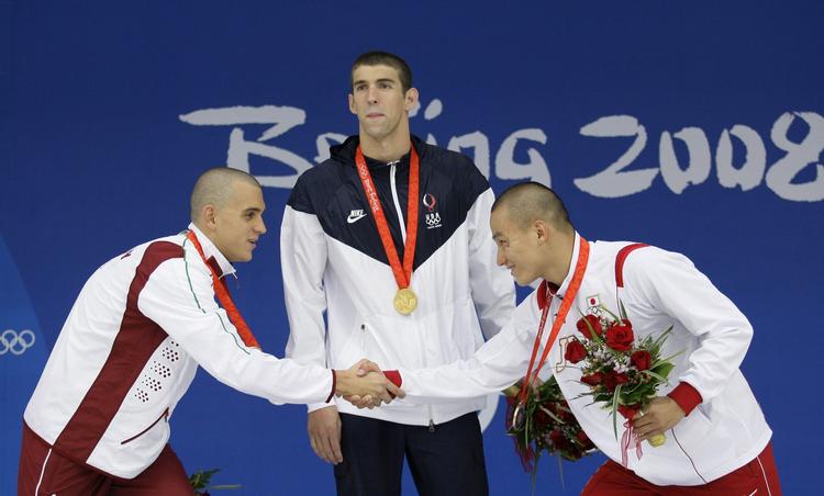ramaskrig. Et britisk forbud mod håndtryk til OL i London af hensyn til smittefare fik ikke en positiv modtagelse blandt atleter, medier og sundhedsfolk. 