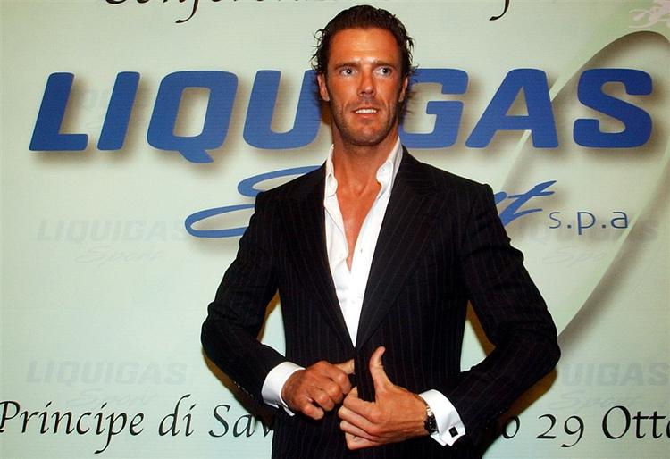 reklamestunt? Cykelrytter Mario Cipollini ville gøre comeback på topplan i en alder af 45 år, men cykelunionen tillader det ikke. 
