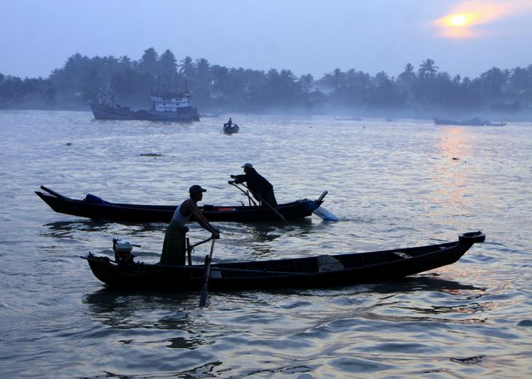 Turist-interesse. Myanmar oplever stor tilstrømning af turister. På billeder krydser småbåde en flod i  Pyar Pon. 