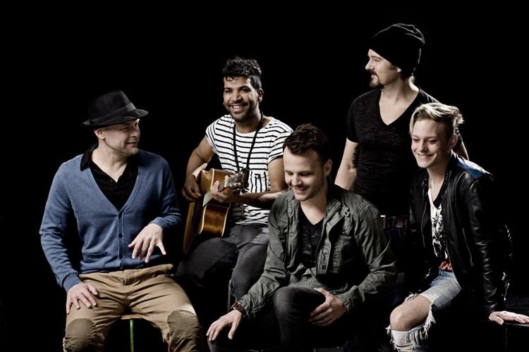 Mandekoncert. 'Stupid Man' har udelukkende mænd i skuespillertruppen. På billedet ses fra venstre kapelmester Joachim Pedersen, musiker Vicky Singh, sangerne Bryan Rice og Henrik Launbjerg samt danseren/sangeren Patrick Spiegelberg. 