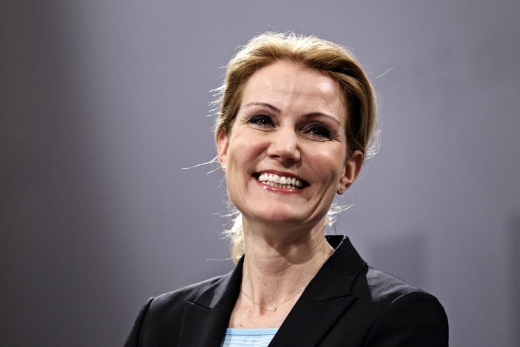 Selvransagelse. Statsministeren smiler venligt, når journalisterne gang på gang overgår sig selv i respektløshed. Hvorfor er de så grove nu, når de var det modsatte under Anders Fogh? 
