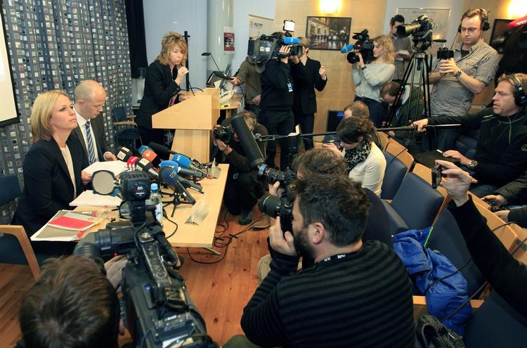 TILTALE. Statsadvokaterne Inga Bejer Engh og Svein Holden havde travlt med at besvare spørgsmål om anklageskriftet mod Anders Behring Breivik, da det blev offentliggjort tidligere i dag. 