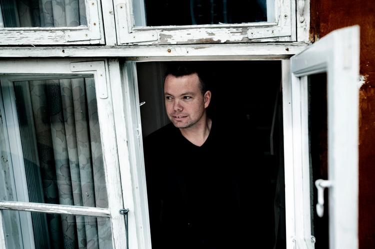 voksen. Med årene er både sangskriveren selv og hans tekster blevet mere voksne. I dag fylder Rasmus Nøhr 40 år. 