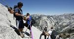 MOTORVEJ. Half Dome i Yosemite nationalparken blev indtil for få år siden besøgt af op til tusind vandrere hver dag. 