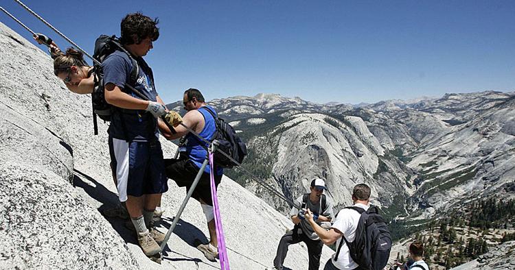 MOTORVEJ. Half Dome i Yosemite nationalparken blev indtil for få år siden besøgt af op til tusind vandrere hver dag. 