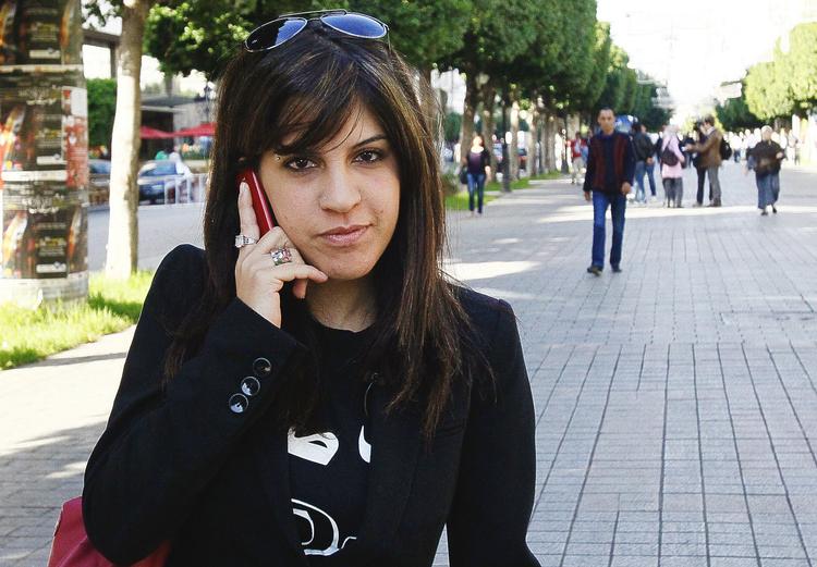 Dokumentation. Lina Ben Mhenni (f. 1983) dækkede på sin blog 'A Tunisian Girl' oprøret i Tunesien i 2010 og dokumenterede militærregimets brutalitet. Så meget mere overraskende er hendes politiske naivitet. 