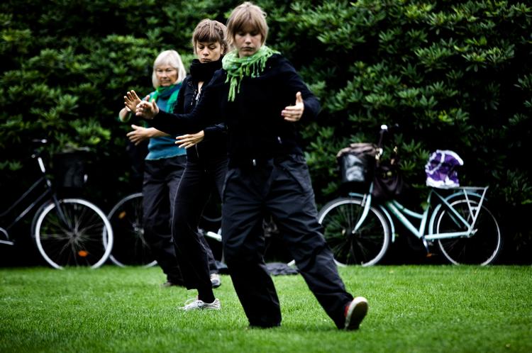 POSITIVT. Asiatisk træning er god for balancen, skånsomt mod leddene, og man er fri for at dryppe af sved ude i det offentlige rum. (Arkivfoto) 
