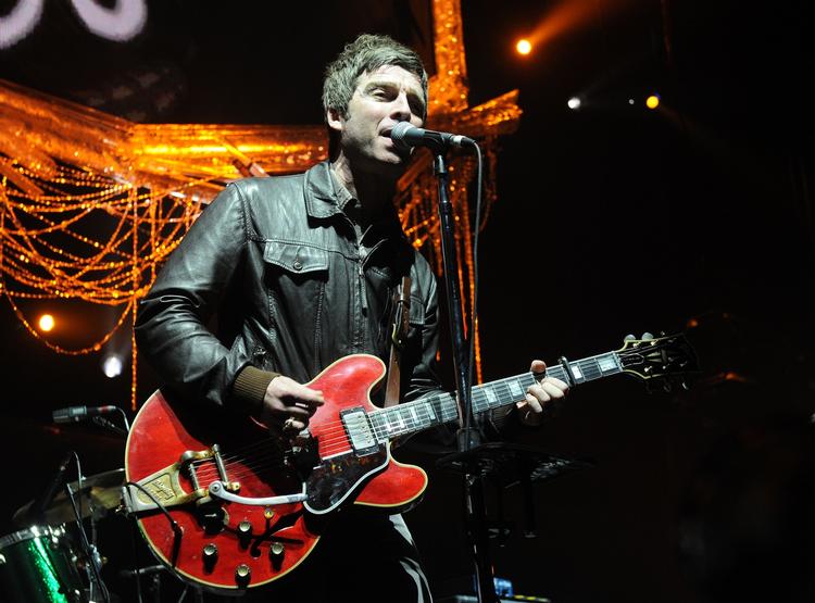 Solo. Den ældste Gallagher-bror klarer sig fint uden de gamle Oasis-kammersjukker, og den gamle, arrogante attitude er afløst af en mere jordbunden og tilnærmelig. 