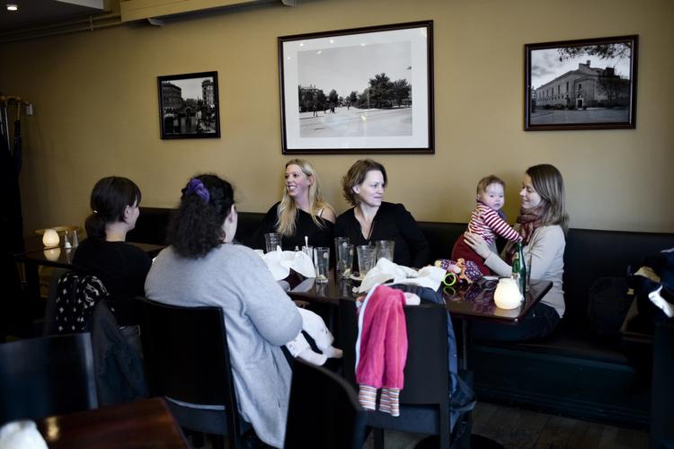 PEnsionskamp. Kvinder går langt ofetere på deltid end deres mænd, mens de samtidig tager en stor del af barselsorloven. Begge ting er noget, der giver færre penge på pensionsopsparingen. (arkivfoto) 