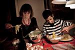 glutenfri. Mikkel  Krüger Henriksen og hans mor Tina gør klar til aftensmad. Mikkel har glutenintolerance, og det  giver problemer, når middagsmaden skal laves. 