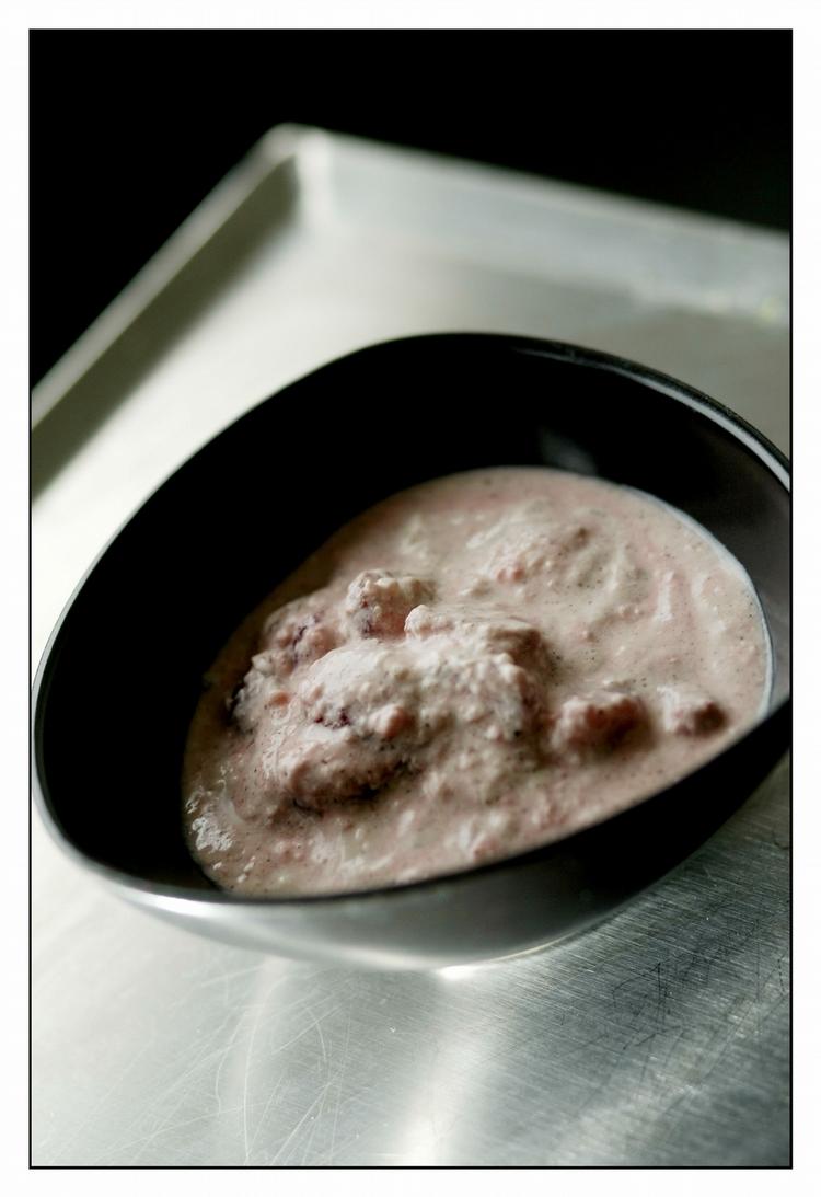 Drik. Det er Løgismoses variant med  jordbær og appelsin der kan indeholde gær. 