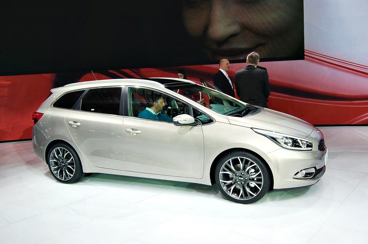 Afdæmpet. Kia Ceed som stationcar står med et meget stilrent design uden forgængerens siksaklinjer ved de bageste sideruder. Den er klar i Danmark til september. 