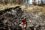 GERNINGSSTED. Blomster lagt på den skovvej, hvor Anders Mark Hansen blev fundet myrdet. 