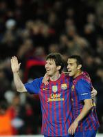 enestående. Lionel Messi fejrer en af sine fem scoringer mod Bayer Leverkusen sammen med holdkammeraten Pedro (th). 