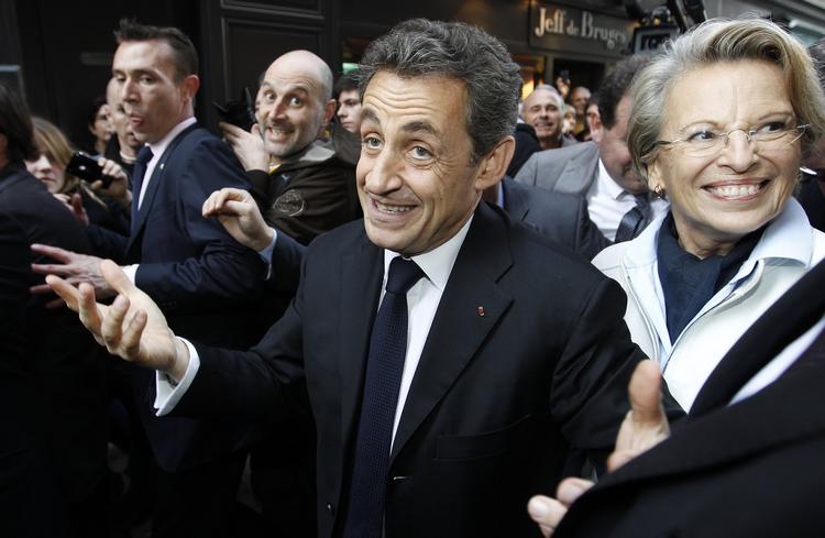 Presset.  Frankrigs præsident, Nicolas Sarkozy, er stadig bagud i meningsmålingerne før præsidentvalget i maj. Taber han stopper han også i politik, siger han. 