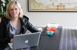 Åben. Charlotte Thomsen kan i dag føre et næsten normalt socialt liv. Takket være Facebook siger hun selv. Foto: Anders Kamp 