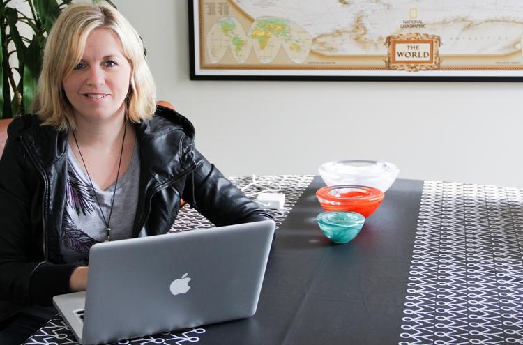 Åben. Charlotte Thomsen kan i dag føre et næsten normalt socialt liv. Takket være Facebook siger hun selv. Foto: Anders Kamp 