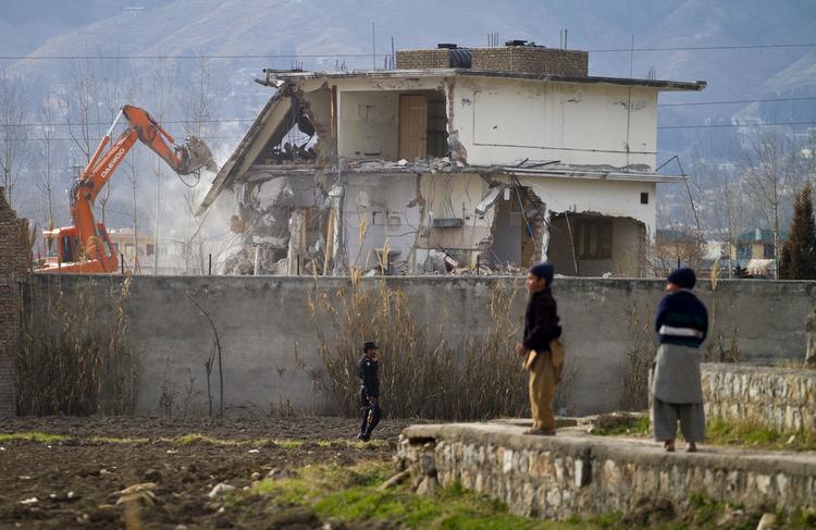 Nedrevet. Pakistan rydder på efter Osama Bin Laden. Først rev myndighederne den afdøde al-Qaeda-leder hjem ned. Nu kommer turen til hans tre koner, der alle går retssager imøde. 