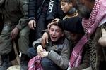 MASSAKRE. Ahmed græder ved begravelsen af sin far, Abdulaziz Abu Ahmed Khrer, der blev dræbt af den syriske hærs snigskytter i Idlib. 