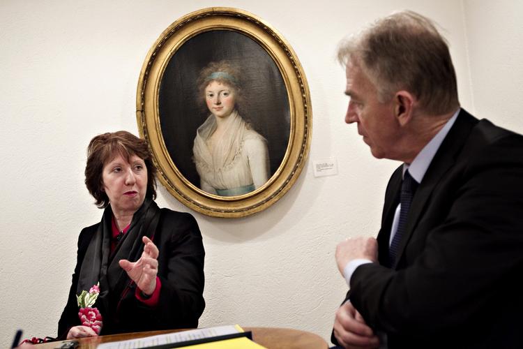 politik. EU's udenrigspolitiske repræsentant Cahterine Ashton og udenrigsminister Villy Søvndal (SF) under et tidligere møde i Danmark. 