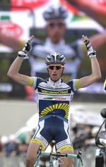 'uhyret'. Lieuwe Westra tog sig lidt for god tid til at nyde sejren og sig selv på storskærm, da han i går sejrede i kongeetapen i Paris-Nice. Så han mangler seks sekunder for at ligge nummer et samlet. 
