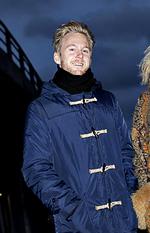 Kærlig. Jeg er både blid, charmerende og selvovervurderende, mener tv-, radio- og nu også onemanshowvært Huxi Bach, der lader sig drive af kærligheden. Det er også hovedingrediensen i hans show. 