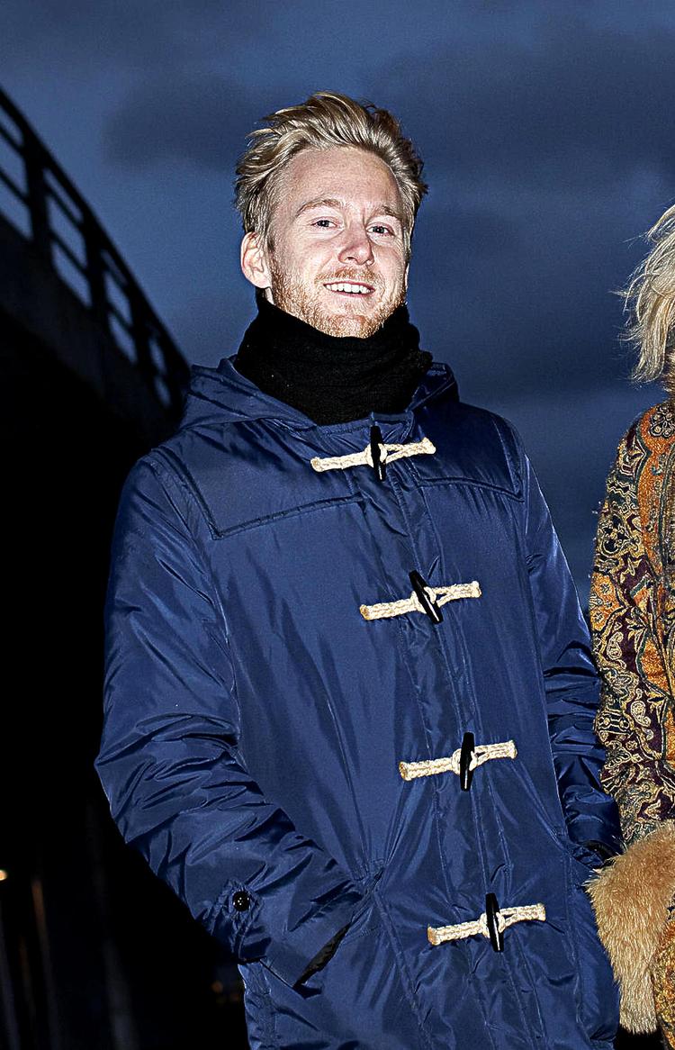 Kærlig. Jeg er både blid, charmerende og selvovervurderende, mener tv-, radio- og nu også onemanshowvært Huxi Bach, der lader sig drive af kærligheden. Det er også hovedingrediensen i hans show. 