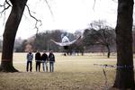 Leg. I Fælledparken imponerer Mathias og hans venner de forbipasserende, når de laver tricks på linen. Her er Mathias i gang med en baglæns saltomortale. 