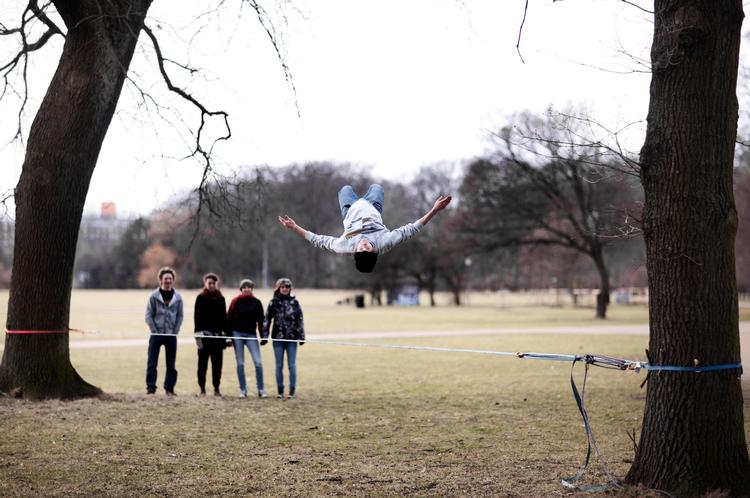 Leg. I Fælledparken imponerer Mathias og hans venner de forbipasserende, når de laver tricks på linen. Her er Mathias i gang med en baglæns saltomortale. 