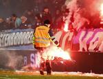 ballademagere. Optøjerne ved kampen mellem AaB og FCK på københavnernes udebaneafsnit har fået klubberne til at true med nedlukning af afsnittene. 