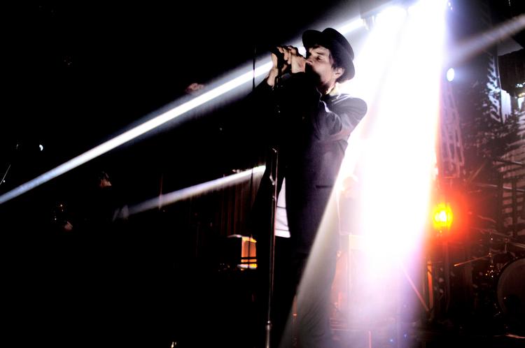 SØJLER. Af lys indrammede Joakim Thåström og hans ekspressive kvintet i Vega i sangerens gamle kvarter, Vesterbro. Foto: Magnus Holm 