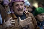 BEGRAVELSE. Familiemedlem i sorg under bisættelsen af et offer for en af den syriske hærs snigskytter i Idlib-regionen. 
